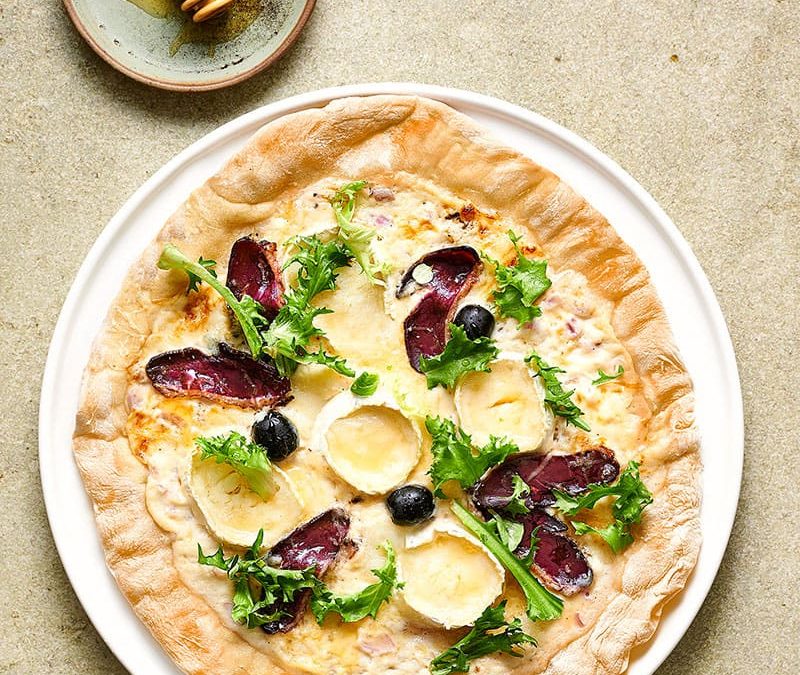 Pizza chèvre miel et magret fumé au miel de forêts