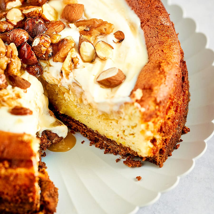 Cheesecake miel et fruits secs sur une assiette.
