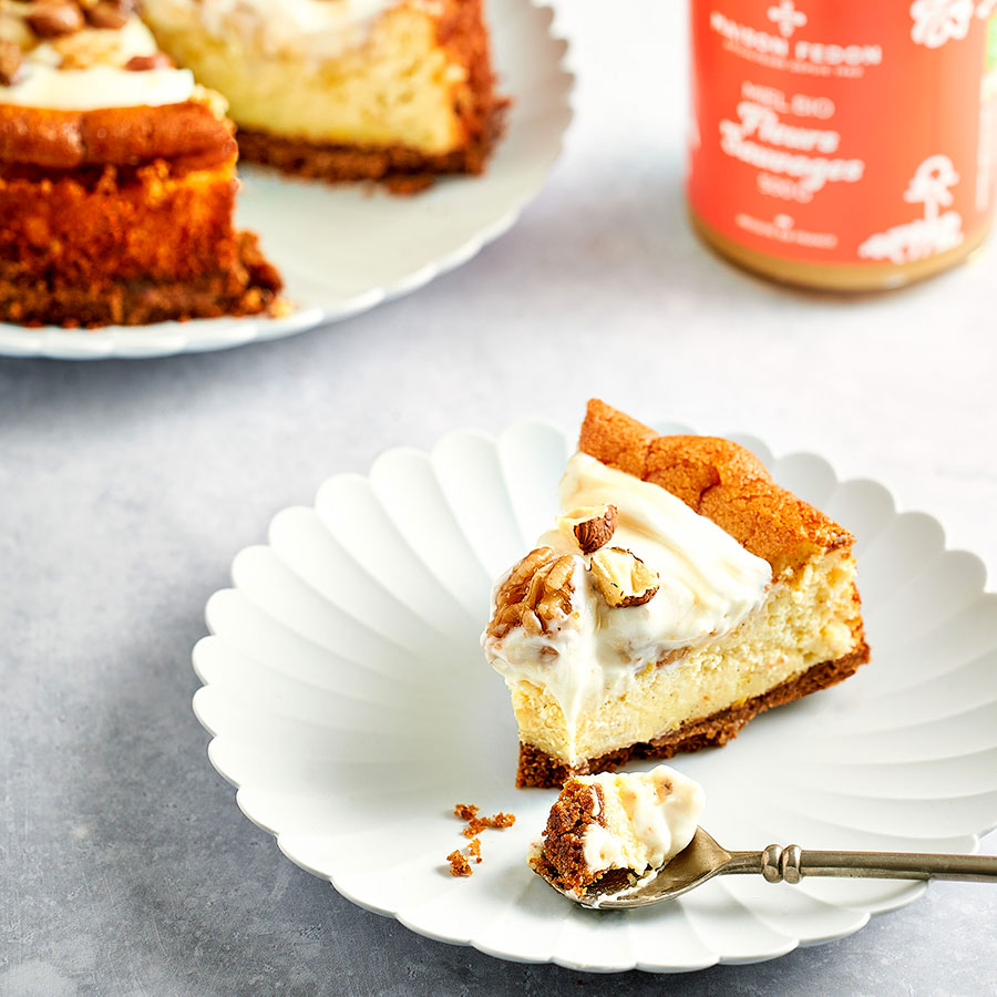 Une part de cheesecake au miel et fruits secs.