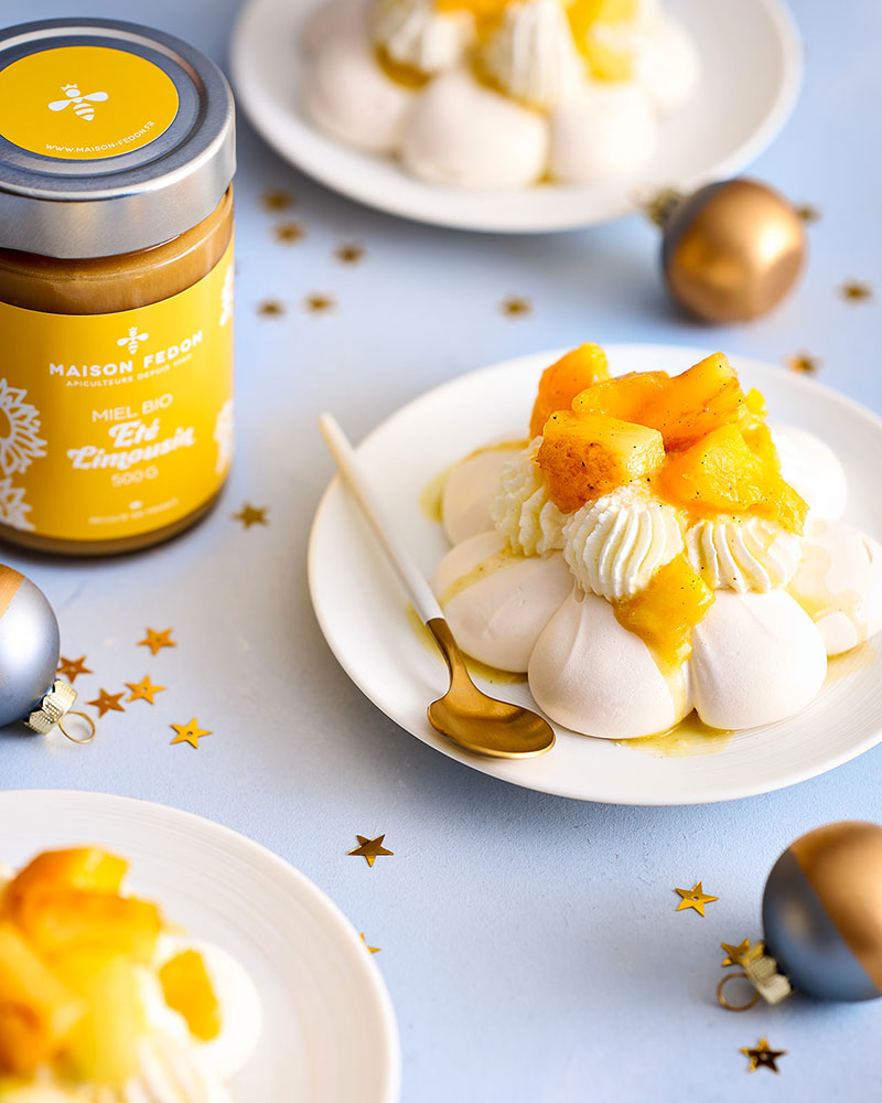 Assiettes avec des mini pavlova ananas mangue miel.