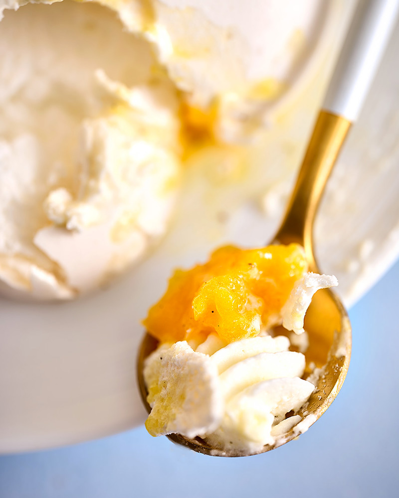 Un morceau de mini pavlova ananas mangue miel.