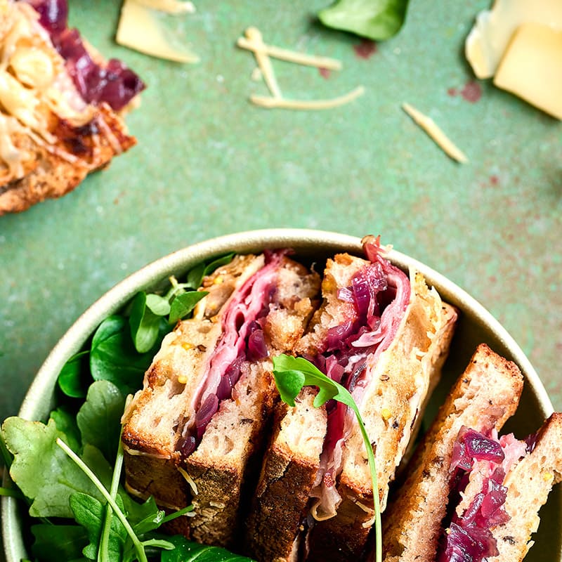 Croque-monsieur jambon cru et confit d'oignons.