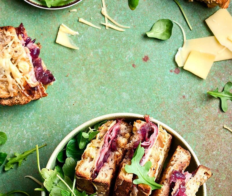 Croque-monsieur jambon cru et confit d&rsquo;oignons