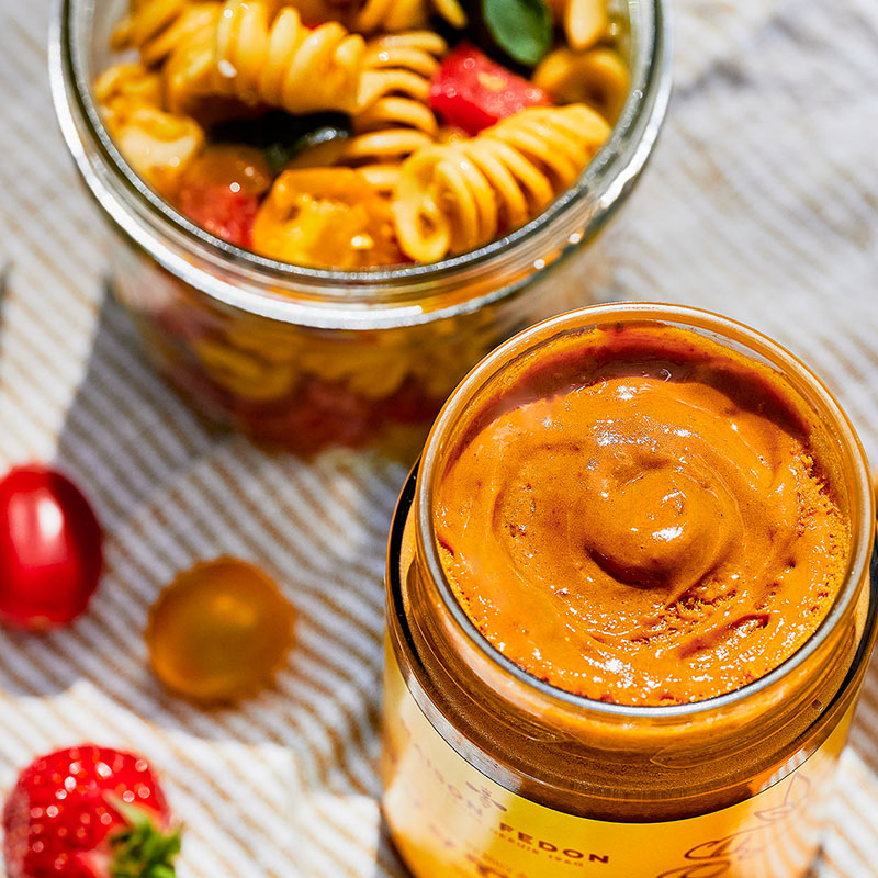 Pot de réparation miel et curcuma Maison Fedon utilisée dans la salade de pâtes et légumes d'été.