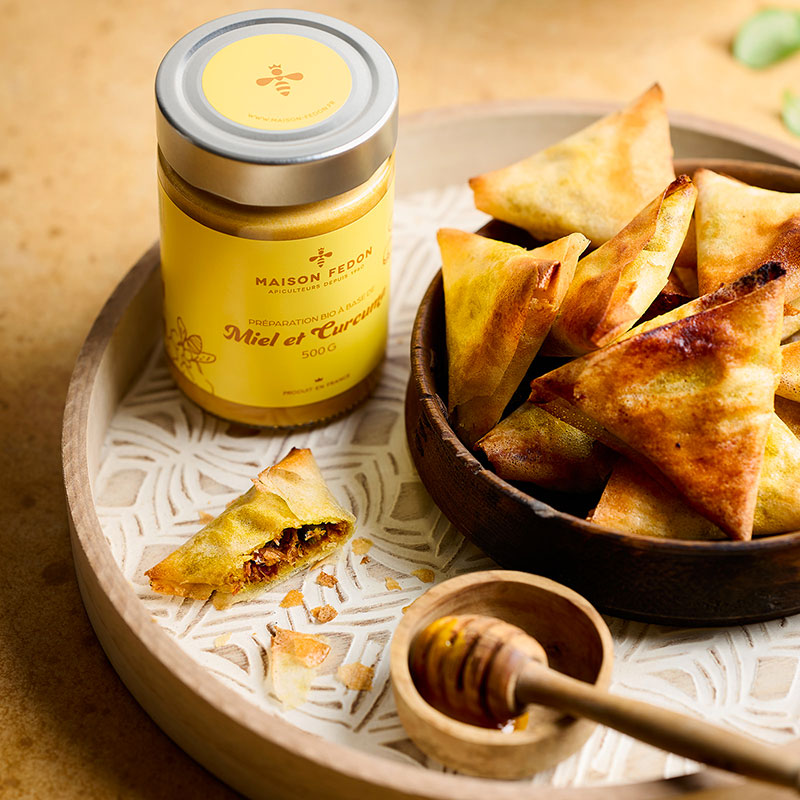 Samoussas canard et miel-curcuma Maison Fedon dans un plat rond.
