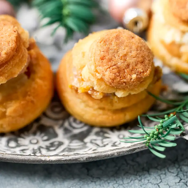 Deux choux apéritif vus de près sur une assiette.