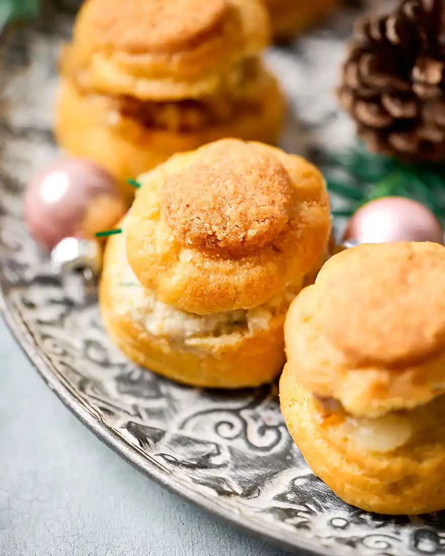 Choux apéritif sur une assiette avec quelques décorations de Noël.