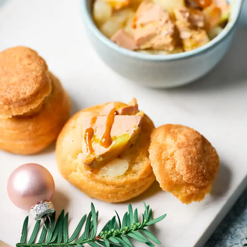 Un chou apéritif au foie gras, poire et miel de sarrasin vu de près.