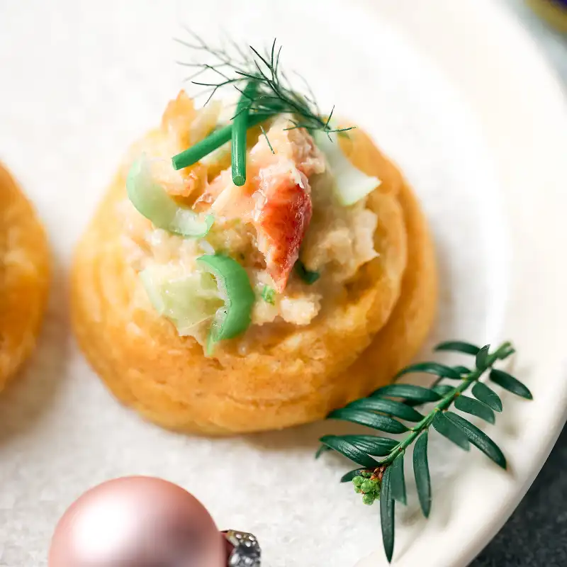 Un chou apéritif au crabe, citron vert et miel de sarrasin vu de près.