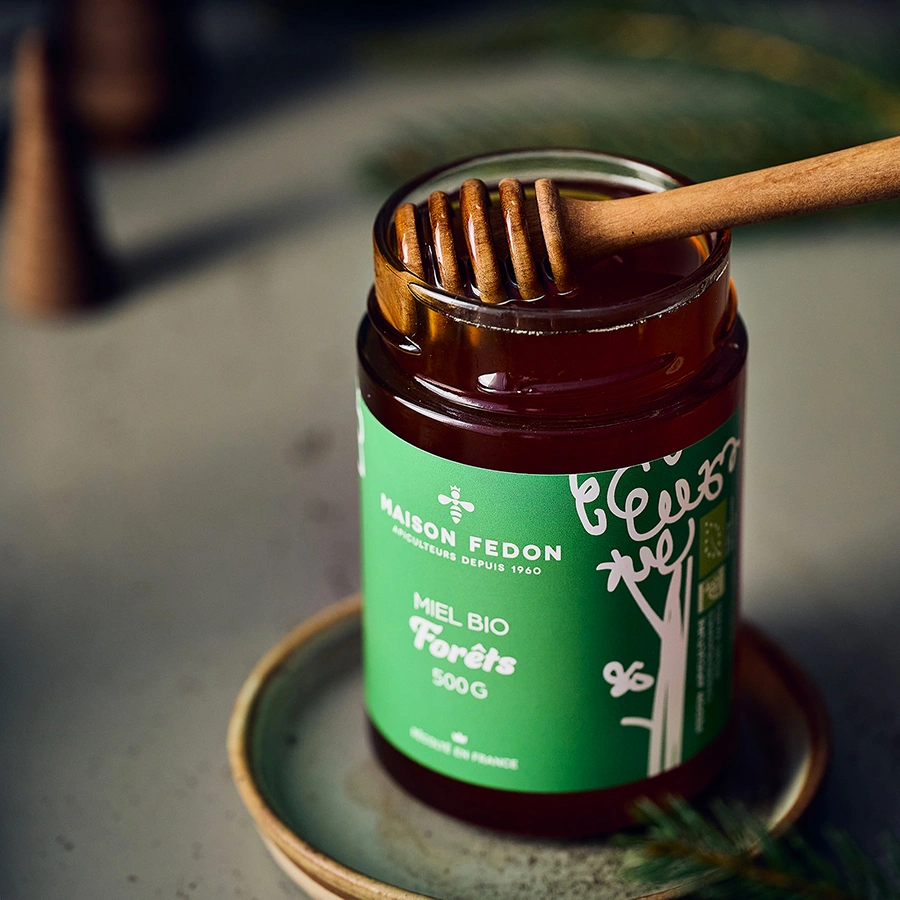 Pot ouvert de miel bio de forêts Maison Fedon, aux arômes boisés et balsamiques.