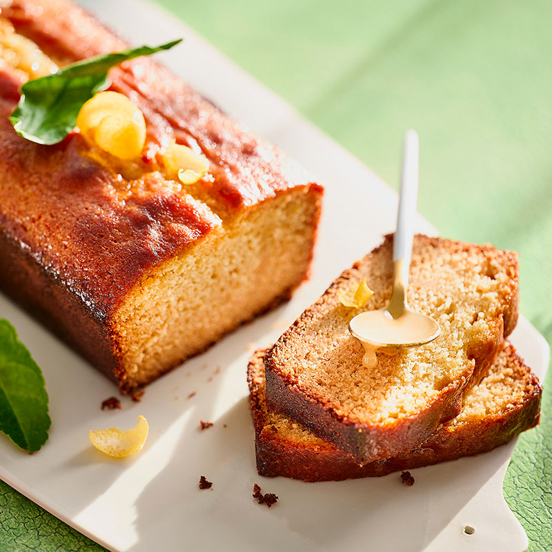 Tranches de cake au miel moelleux citron et vanille.