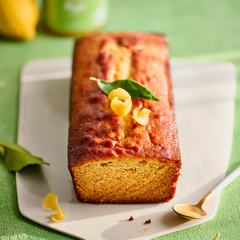 Cake au miel citron et vanille maison sur planche de présentation.