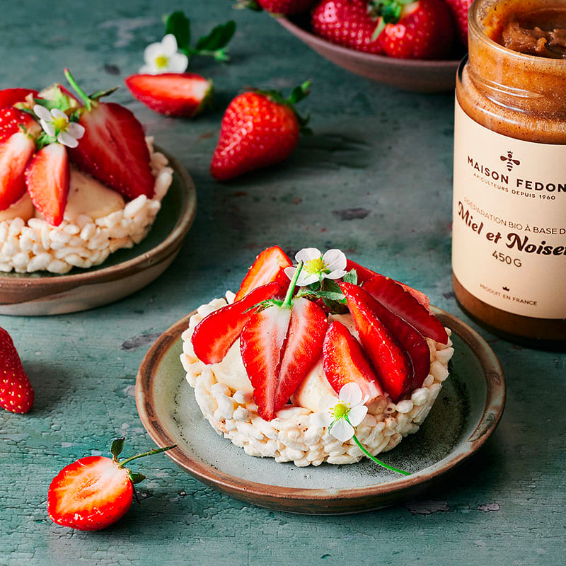 Tartelettes aux fraises sans cuisson avec pot de préparation bio miel & noisette Maison Fedon.