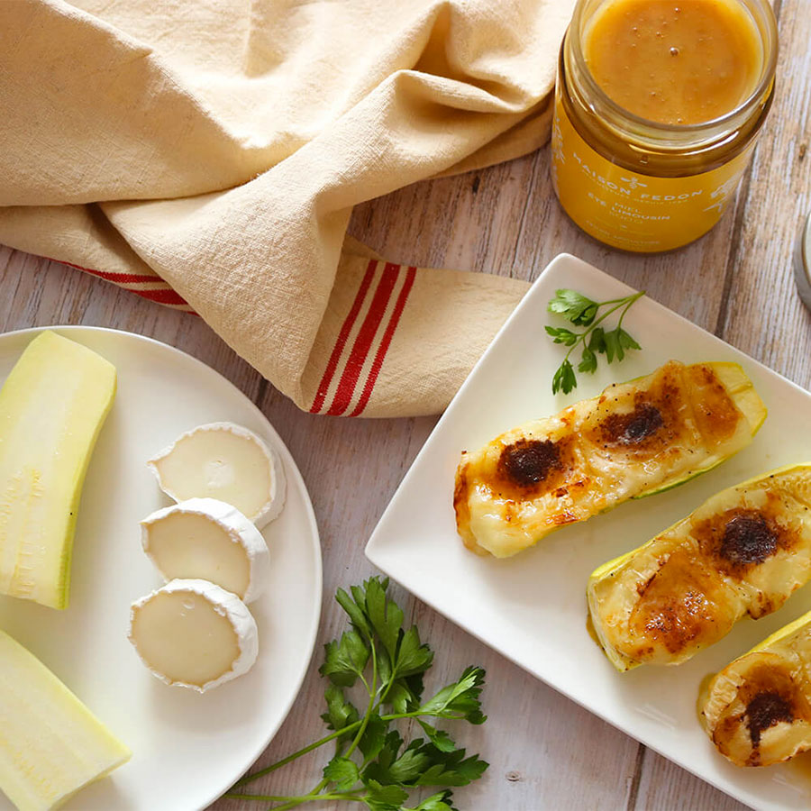 Ingrédients et courgettes chèvre miel au four avec fromage de chèvre, miel d'été limousin et persil frais